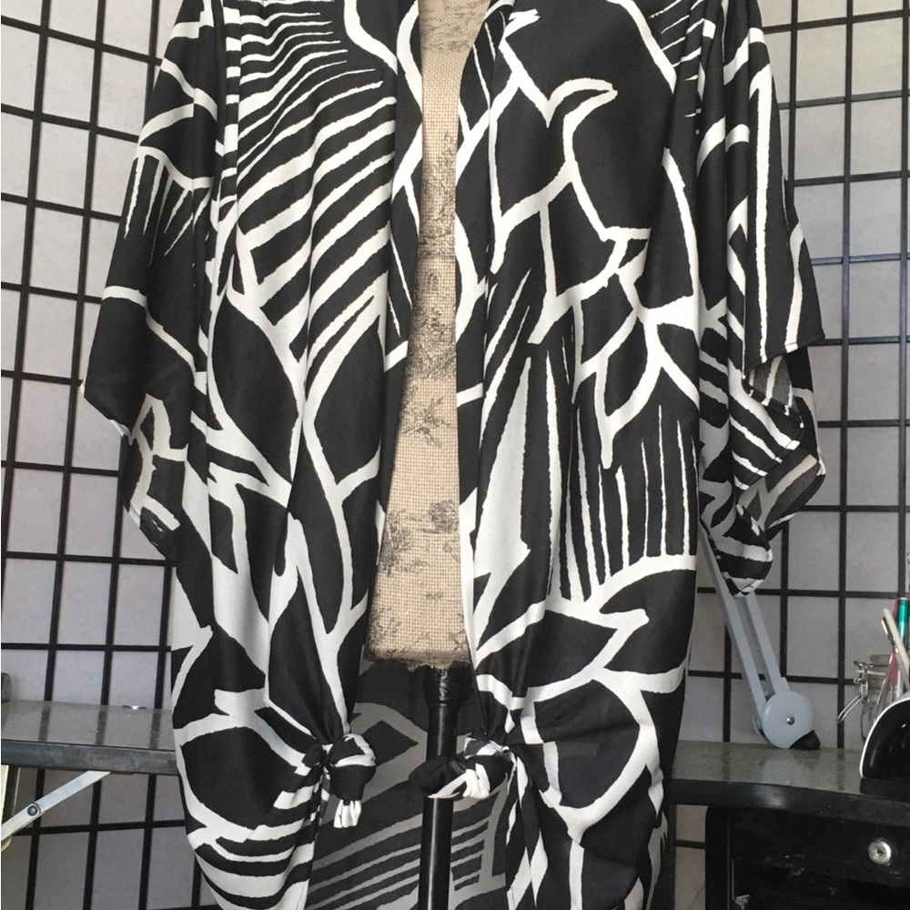 Women's Black & White Tie-Front Kimono Cape Jacket